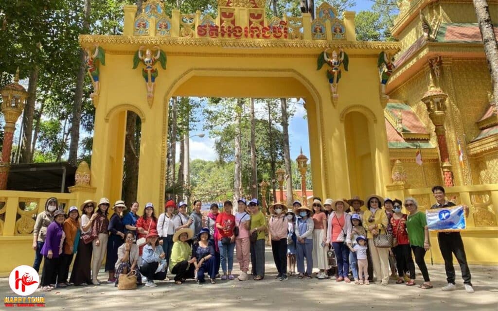 du khách đi chùa hang trà vinh